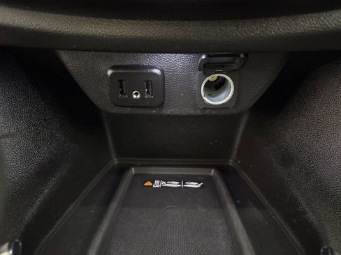 Used 2023 Chevrolet Traverse LT w/ Rear Camera Mirror Package image 18