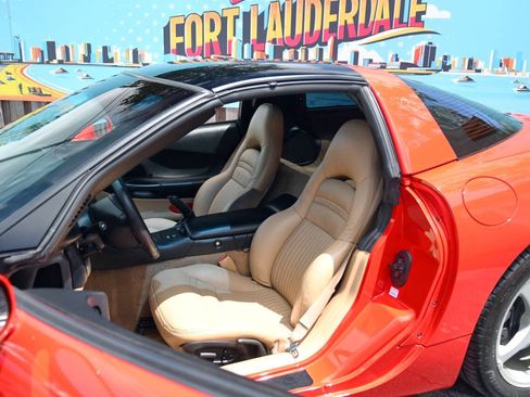 Used 2004 Chevrolet Corvette Coupe w/ Roof Package RWD image 17