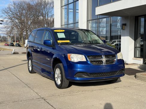 Used 2013 Dodge Grand Caravan SXT image 2