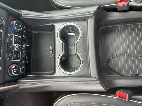 Used 2023 Chevrolet Suburban Premier image 17