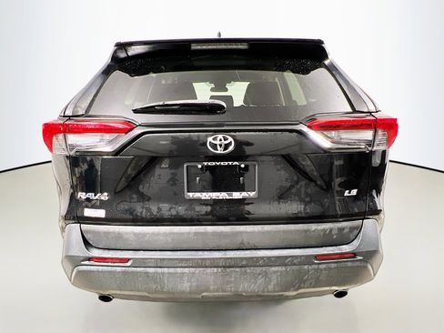 Used 2021 Toyota RAV4 LE image 6