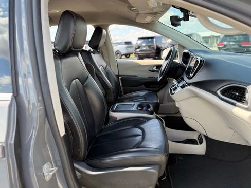 Used 2023 Chrysler Pacifica Touring-L FWD image 16