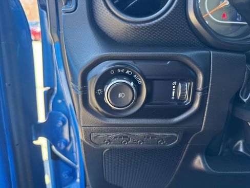 Used 2025 Jeep Wrangler Unlimited Rubicon AWD/4WD image 19