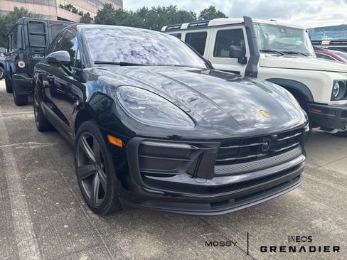 Used 2024 Porsche Macan AWD/4WD image 1