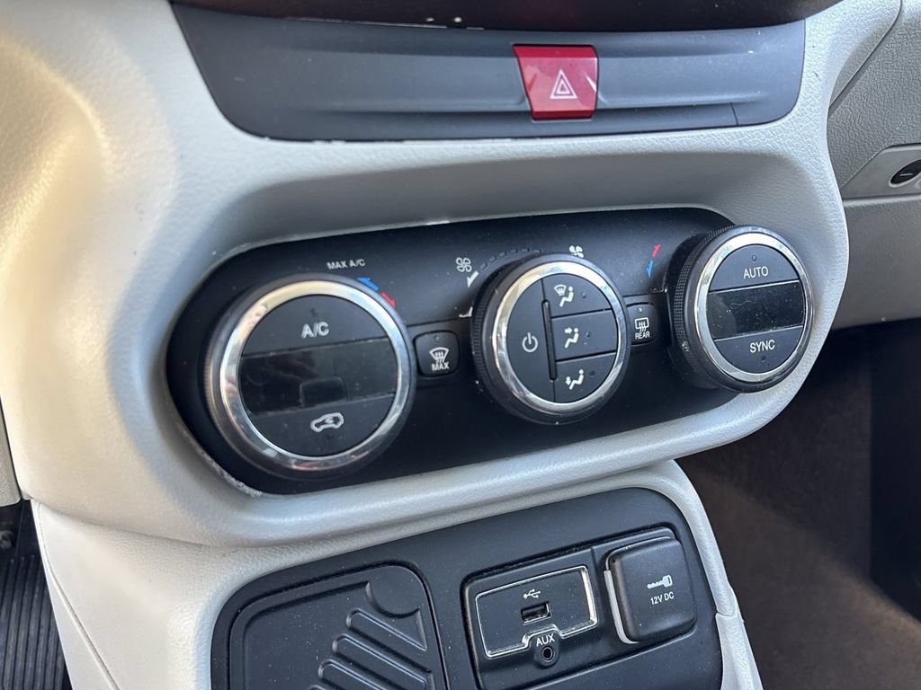 Used 2017 Jeep Renegade Latitude w/ Popular Equipment Group FWD image 25