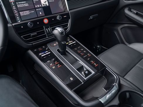 Certified 2026 Porsche Macan AWD/4WD image 14
