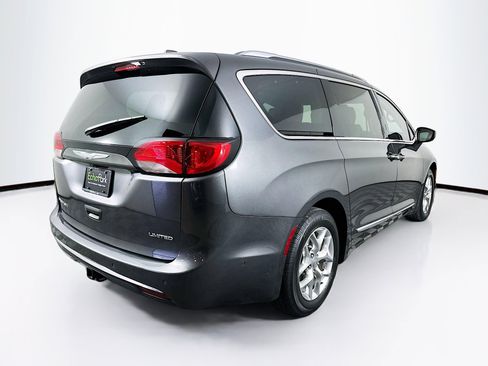 Used 2017 Chrysler Pacifica Limited w/ Advanced Safetytec Group image 9