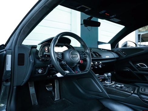Used 2018 Audi R8 V10 w/ Premium Package RWD image 31