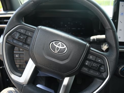 Certified 2025 Toyota Tacoma TRD Off-Road AWD/4WD image 12