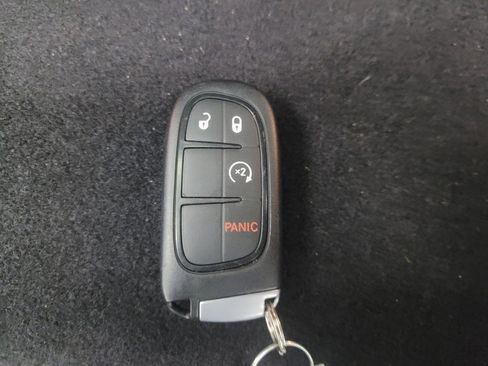 Used 2019 Jeep Cherokee Latitude Plus w/ Cold Weather Group AWD/4WD image 32
