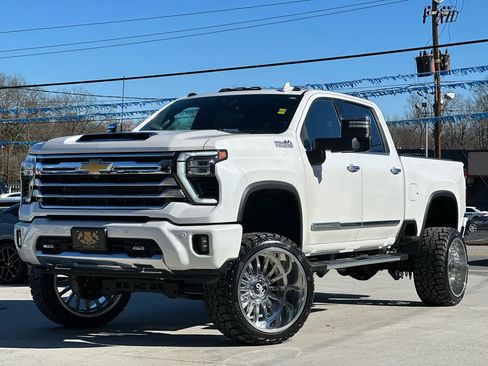 Used 2025 Chevrolet Silverado 2500 High Country w/ Technology Package AWD/4WD image 3