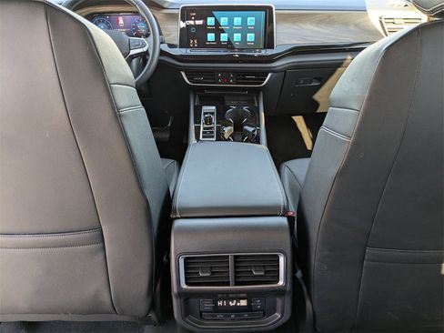 Used 2025 Volkswagen Atlas SE image 31