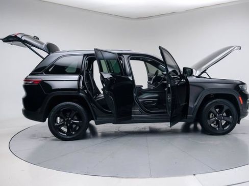 Used 2023 Jeep Grand Cherokee Altitude AWD/4WD image 14