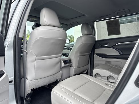 Used 2019 Toyota Highlander Limited FWD image 18