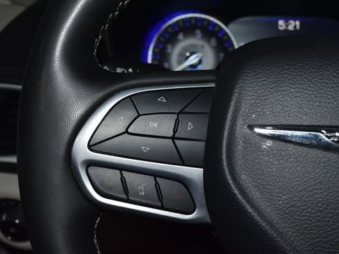 Used 2024 Chrysler Pacifica Touring-L image 9