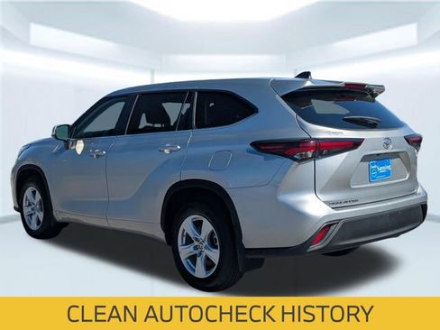 Used 2024 Toyota Highlander LE image 2
