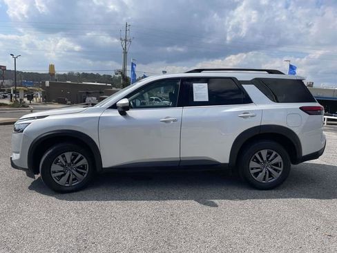 Used 2025 Nissan Pathfinder SV image 6