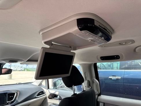 Used 2017 Chrysler Pacifica Touring FWD image 3