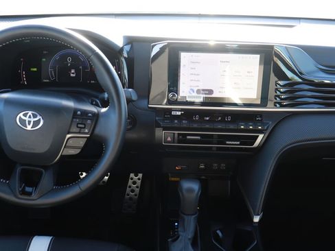 Used 2025 Toyota Camry SE image 21