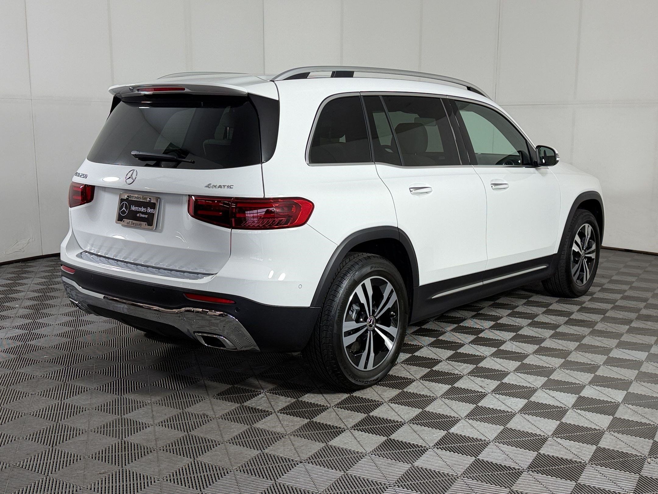 Used 2025 Mercedes-Benz GLB 250 4MATIC image 9