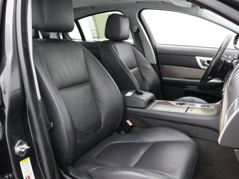 Used 2013 Jaguar XF RWD image 41