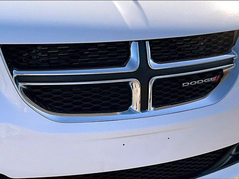 Used 2018 Dodge Grand Caravan SE w/ UConnect Hands-Free Group image 27