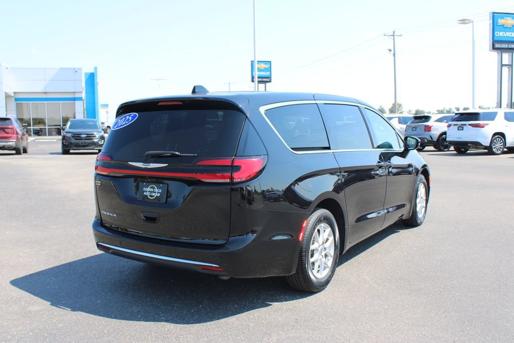 Used 2025 Chrysler Pacifica Select FWD image 9