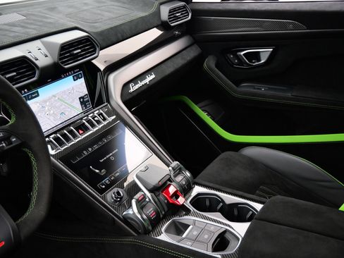 Used 2024 Lamborghini Urus Performante AWD/4WD image 25