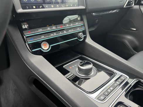 Used 2019 Jaguar F-PACE Premium image 27