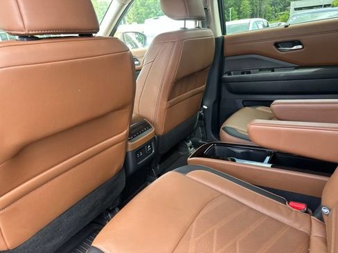 Used 2024 Nissan Pathfinder Platinum FWD image 16