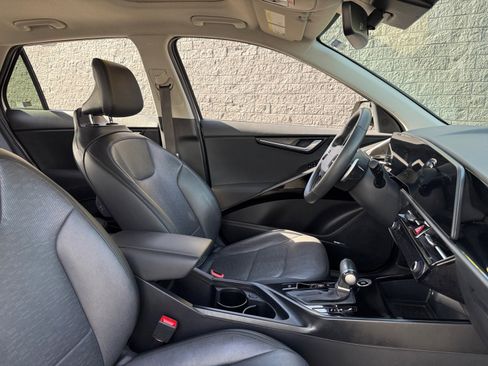 Used 2024 Kia Niro SX image 19