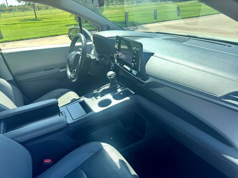 Used 2021 Toyota Sienna Limited image 15