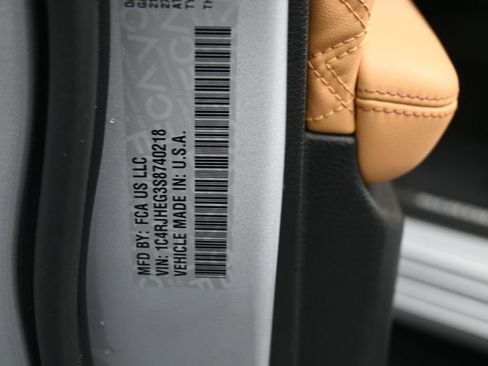 Used 2025 Jeep Grand Cherokee Summit w/ Obsidian Package image 18