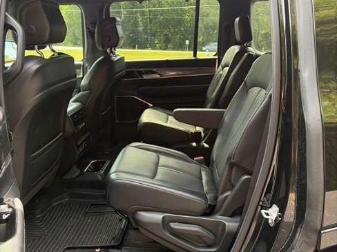 Used 2022 Jeep Wagoneer Series III AWD/4WD image 27