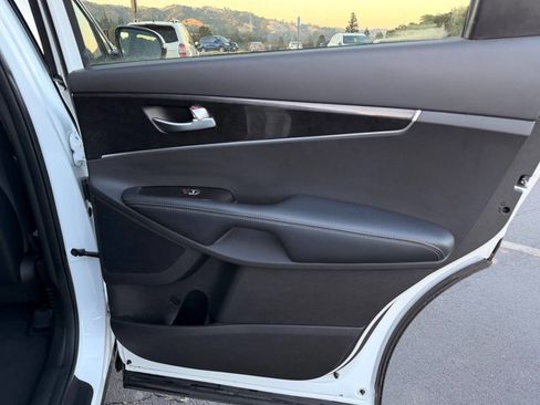 Used 2018 Kia Sorento FWD V6 image 17