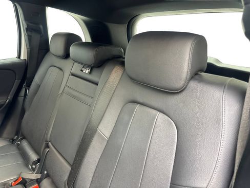 Used 2025 Mercedes-Benz GLB 250 w/ Exclusive Package image 32