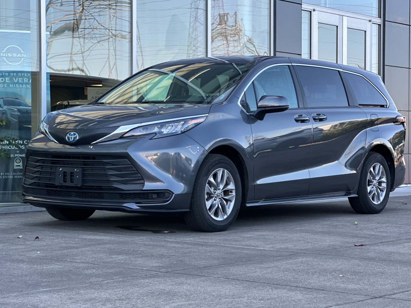 Used 2025 Toyota Sienna LE FWD image 7