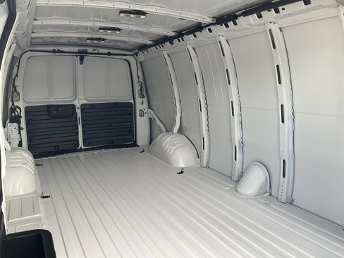 Used 2025 Chevrolet Express 3500 Extended w/ Driver Convenience Package image 8