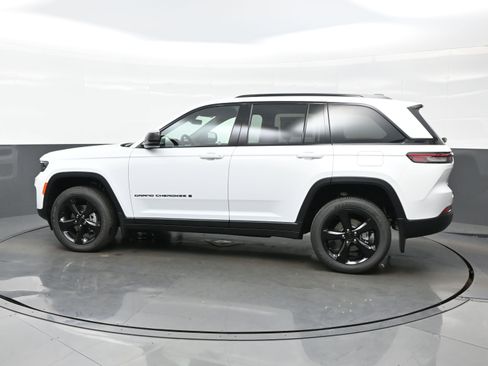 New 2025 Jeep Grand Cherokee Altitude AWD/4WD image 3