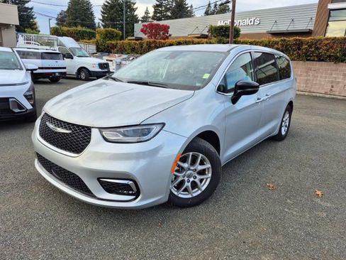 Used 2024 Chrysler Pacifica Touring-L image 4