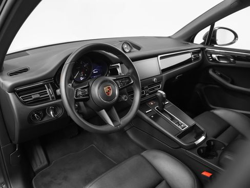 Certified 2026 Porsche Macan AWD/4WD image 4