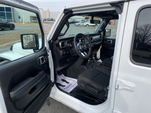 Used 2023 Jeep Gladiator Overland image 10