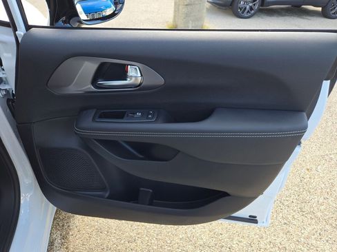 New 2026 Chrysler Pacifica Select image 5