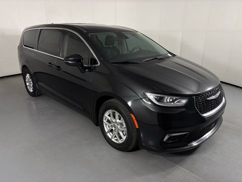 Used 2023 Chrysler Pacifica Touring-L FWD image 2