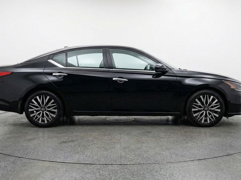 Used 2025 Nissan Altima 2.5 SV image 11