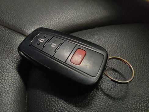 Used 2022 Toyota Highlander XLE FWD image 32