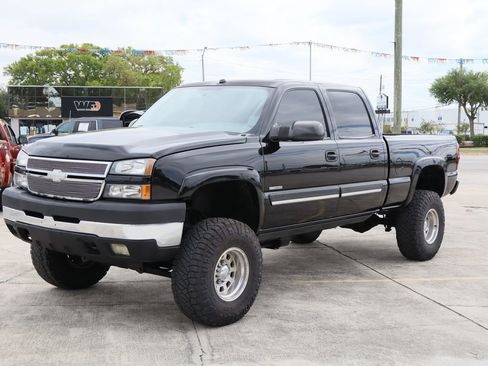 Used 2005 Chevrolet Silverado 2500 LS w/ Heavy-Duty Power Package AWD/4WD image 5