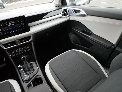 Certified 2025 Volkswagen Taos SE w/ Panoramic Sunroof Package image 11