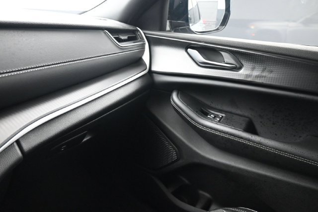 Used 2025 Jeep Grand Cherokee L Altitude RWD image 8