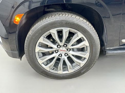 Used 2021 GMC Yukon XL Denali w/ Denali Premium Package image 8